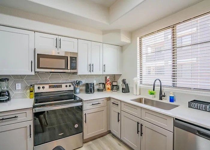 Trendy 1bd Walk To Westgate Pool Gym Wd
