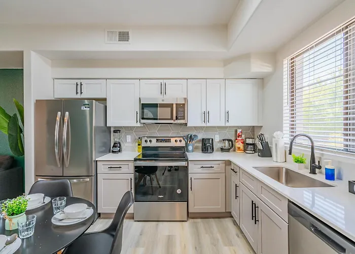 Trendy 1bd Walk To Westgate Pool Gym Wd Glendale